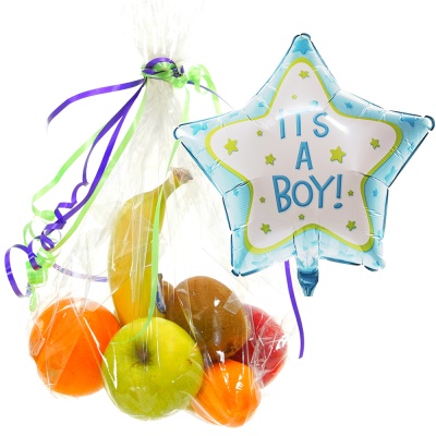Zak fruit met geboorte ballon zoon